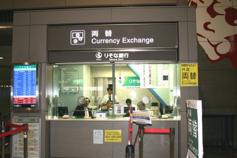 Exchanging US Dollars To Yen - Ratio Of Yen To US Dollars - Currency Exchange Narita Airport
