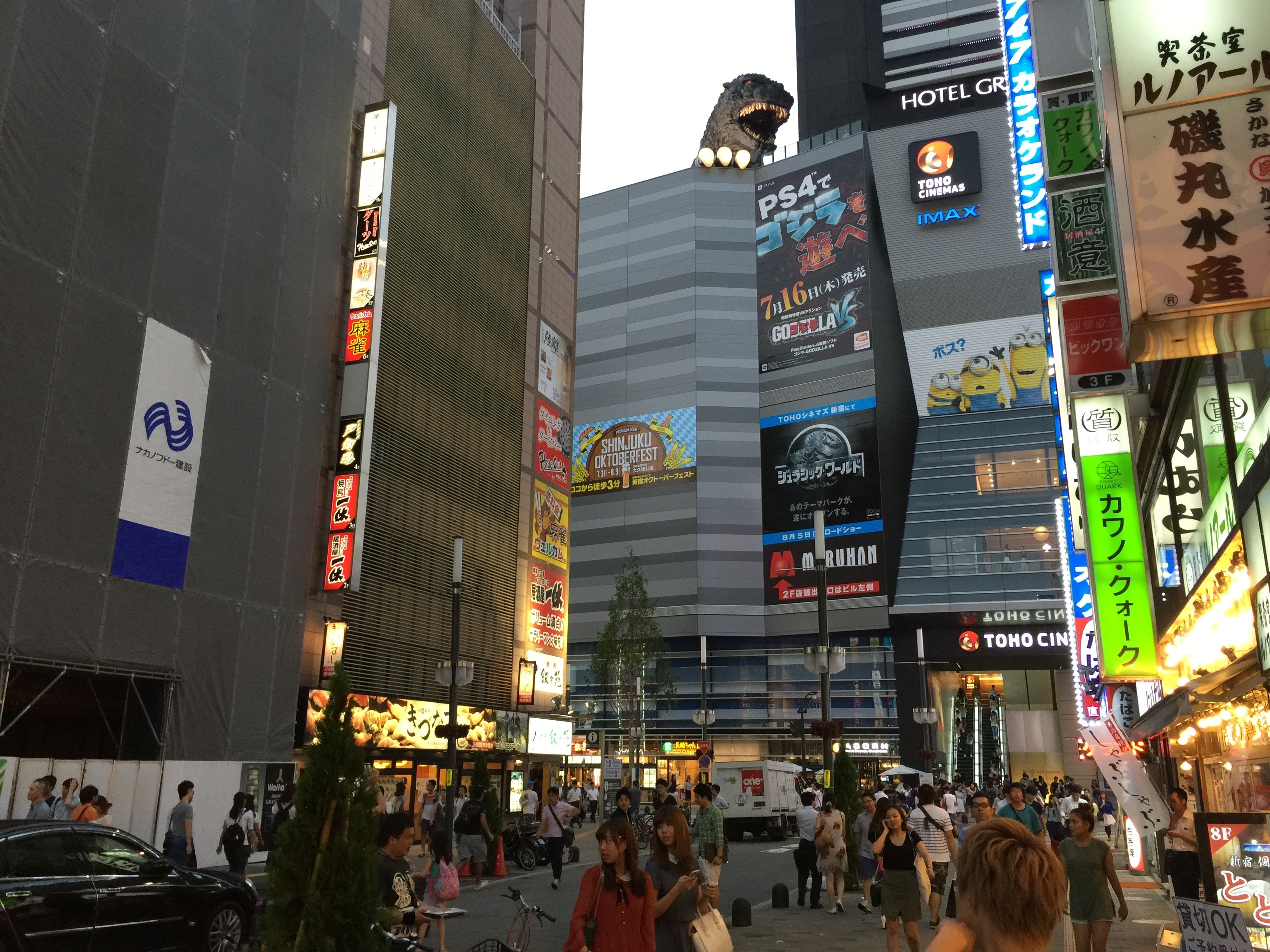 Where Should You Stay In Japan - Gozilla, Shinjuku, Tokyo